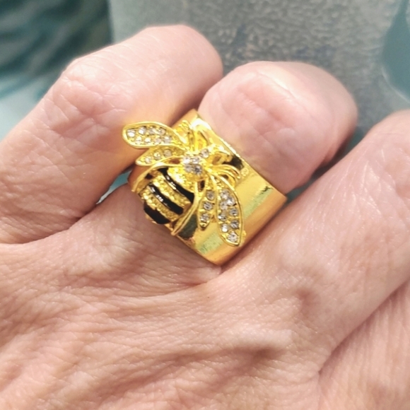 Jewelry - Gold bee band ring